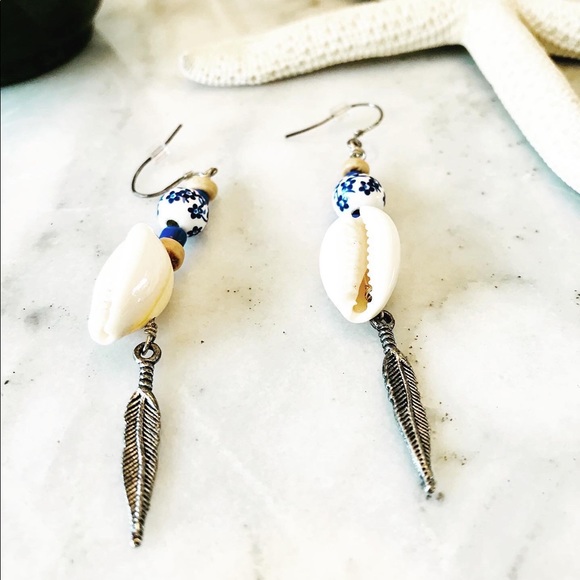Shell and metal feather earrings - Picture 1 of 6
